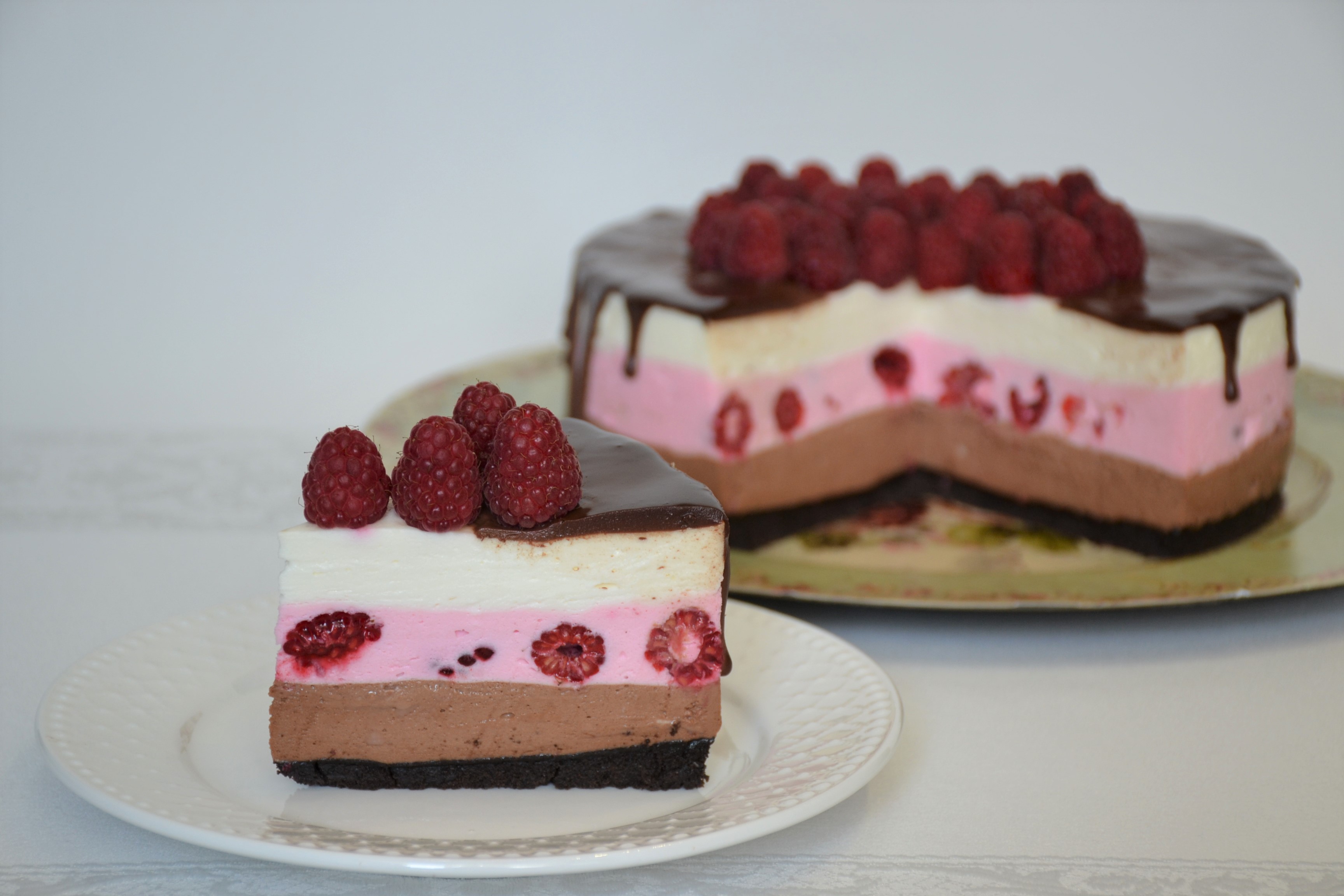 Desert tort trio cu zmeura, ciocolata si mascarpone