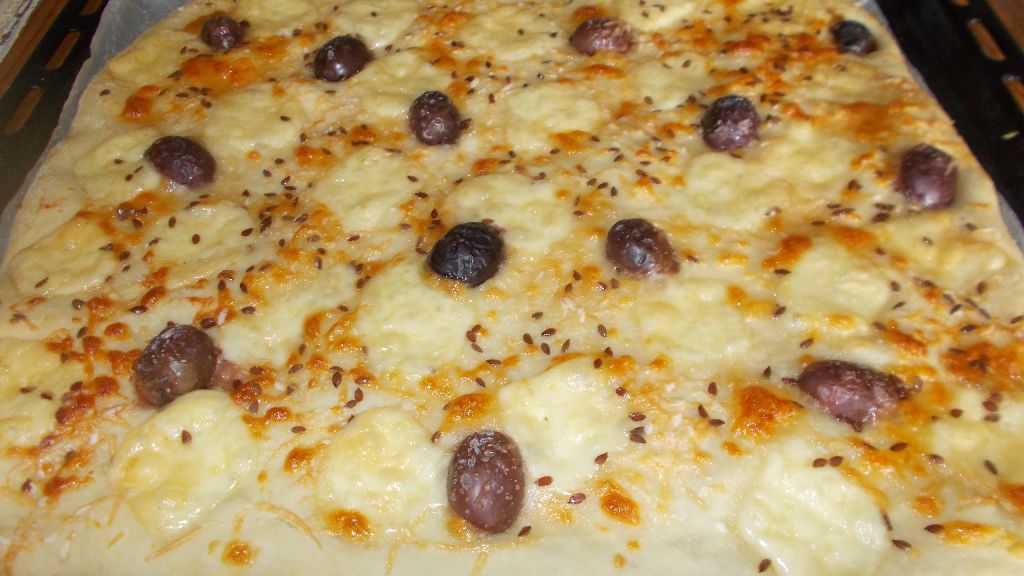 Focaccia cu masline, cascaval si parmezan