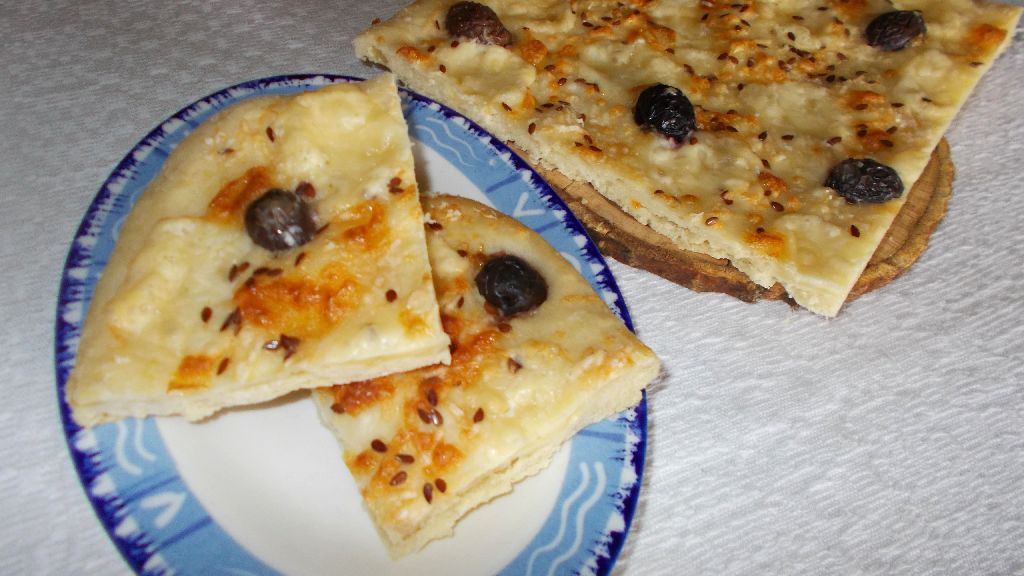 Focaccia cu masline, cascaval si parmezan