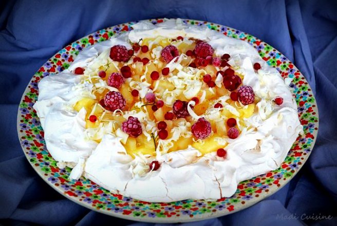 Desert pavlova cu crema de vanilie