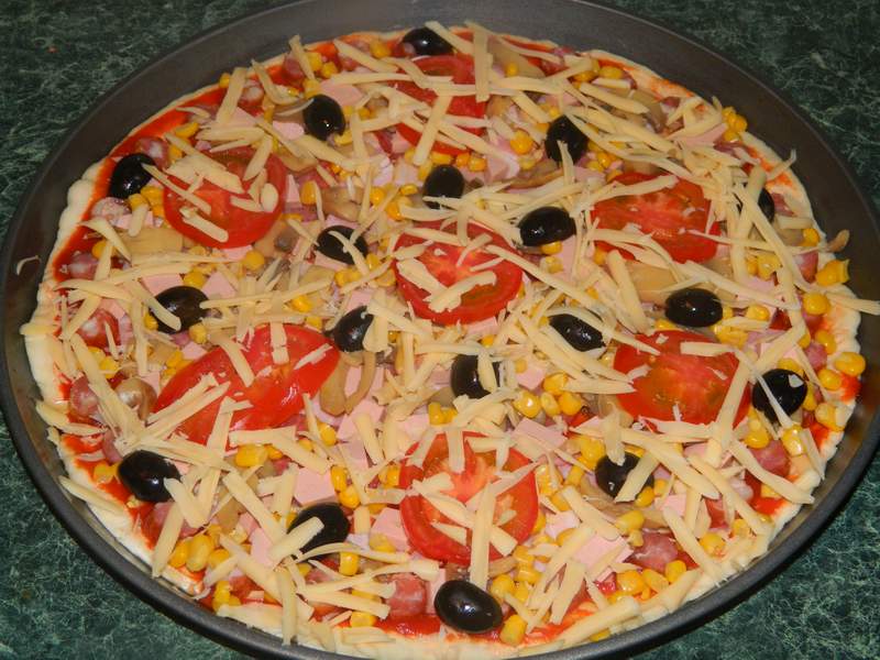 Pizza duet cu porumb si diverse