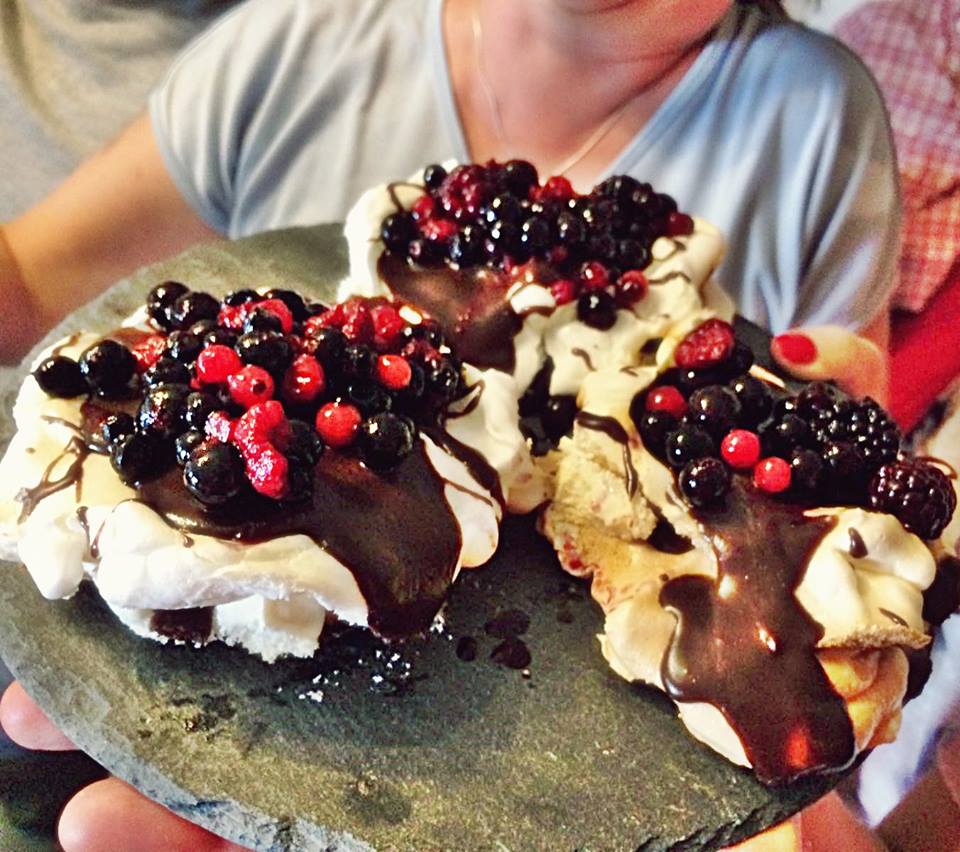 Desert mini Pavlova, cu crema de ciocolata si fructe de padure