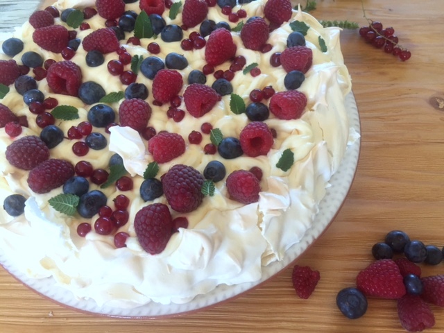 Reteta de tort Pavlova, un desert spectaculos si rafinat