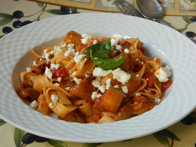 Tagliatelle cu vinete, rosii si branza feta