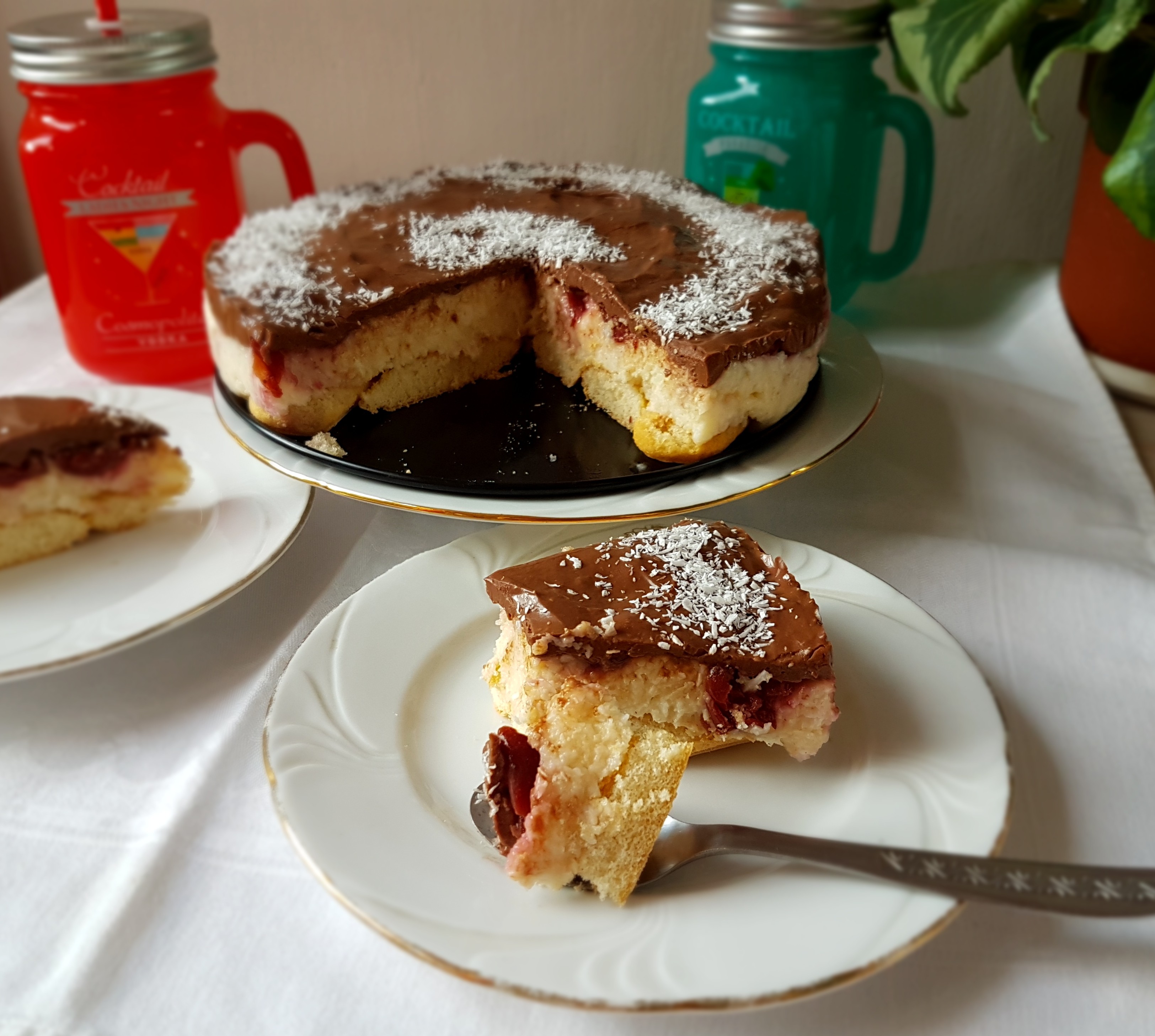 Desert tort cu blat de piscoturi si crema de gris cu nuca de cocos