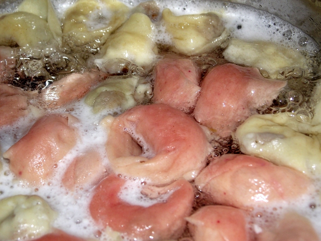 Tortellini ( bicolori ) de casa, cu ciuperci si cascaval