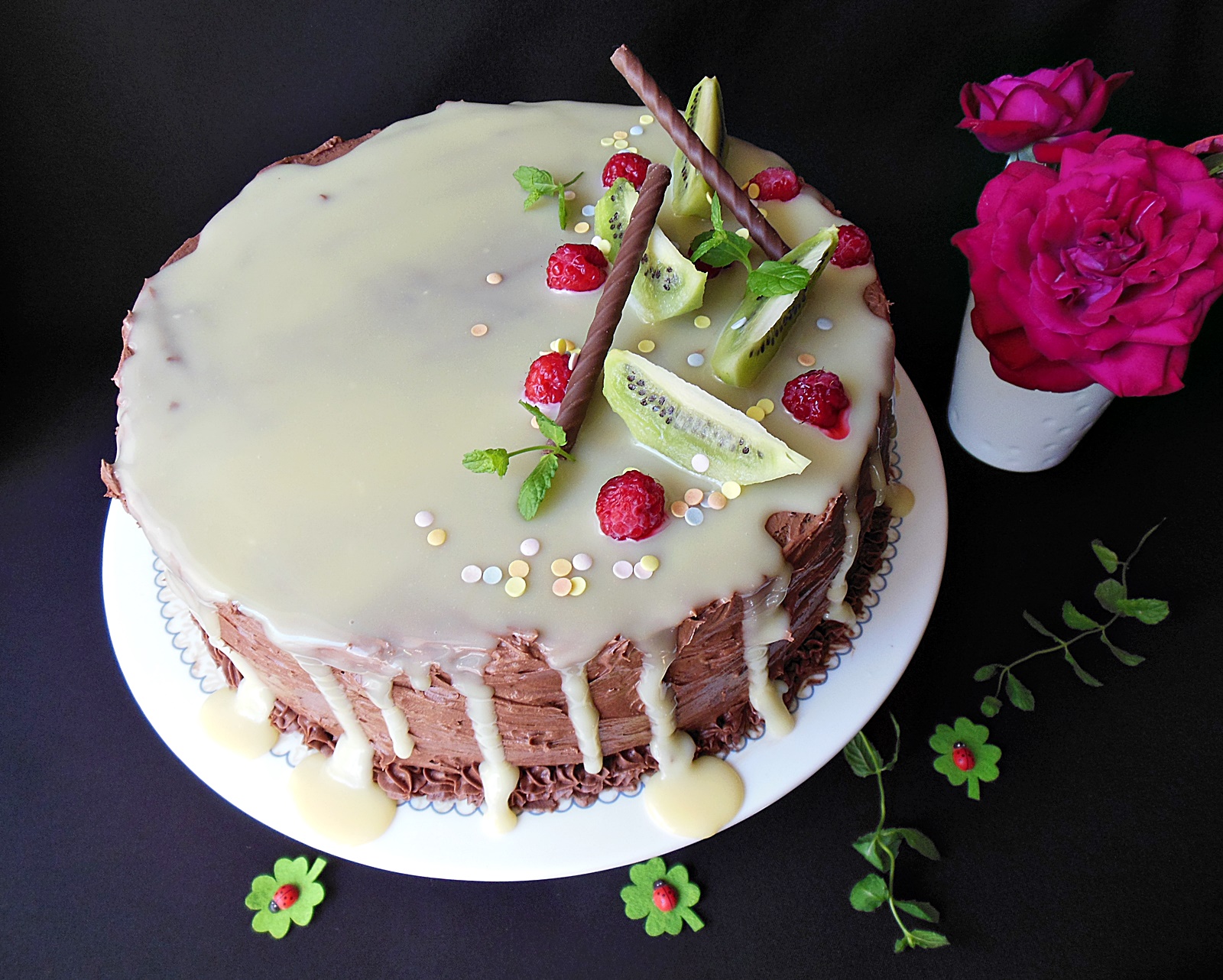 Desert tort cu crema de zmeura, de ciocolata si glazura de ciocolata alba