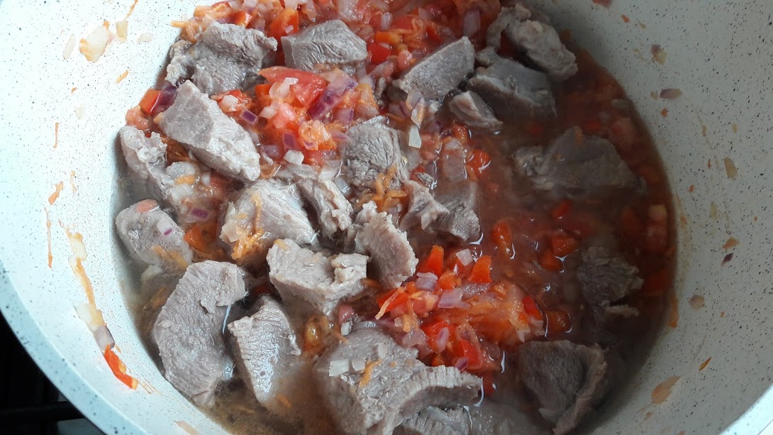 Carne de vitel in sos de legume