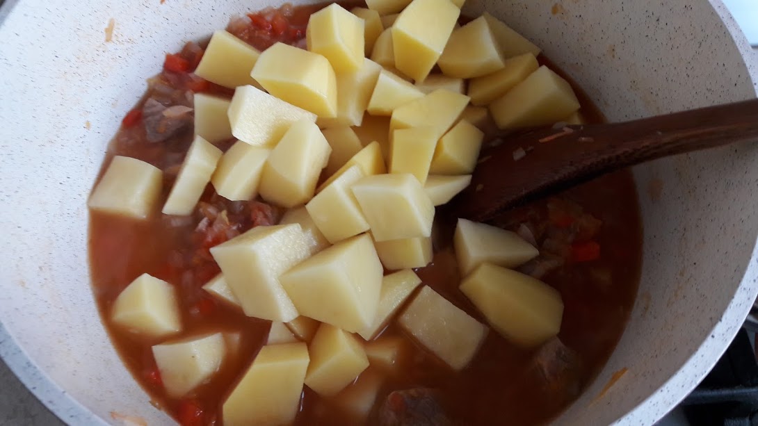 Carne de vitel in sos de legume