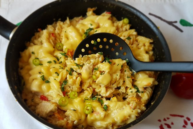 Fusilli cu pui, legume si branza de burduf, in lapte