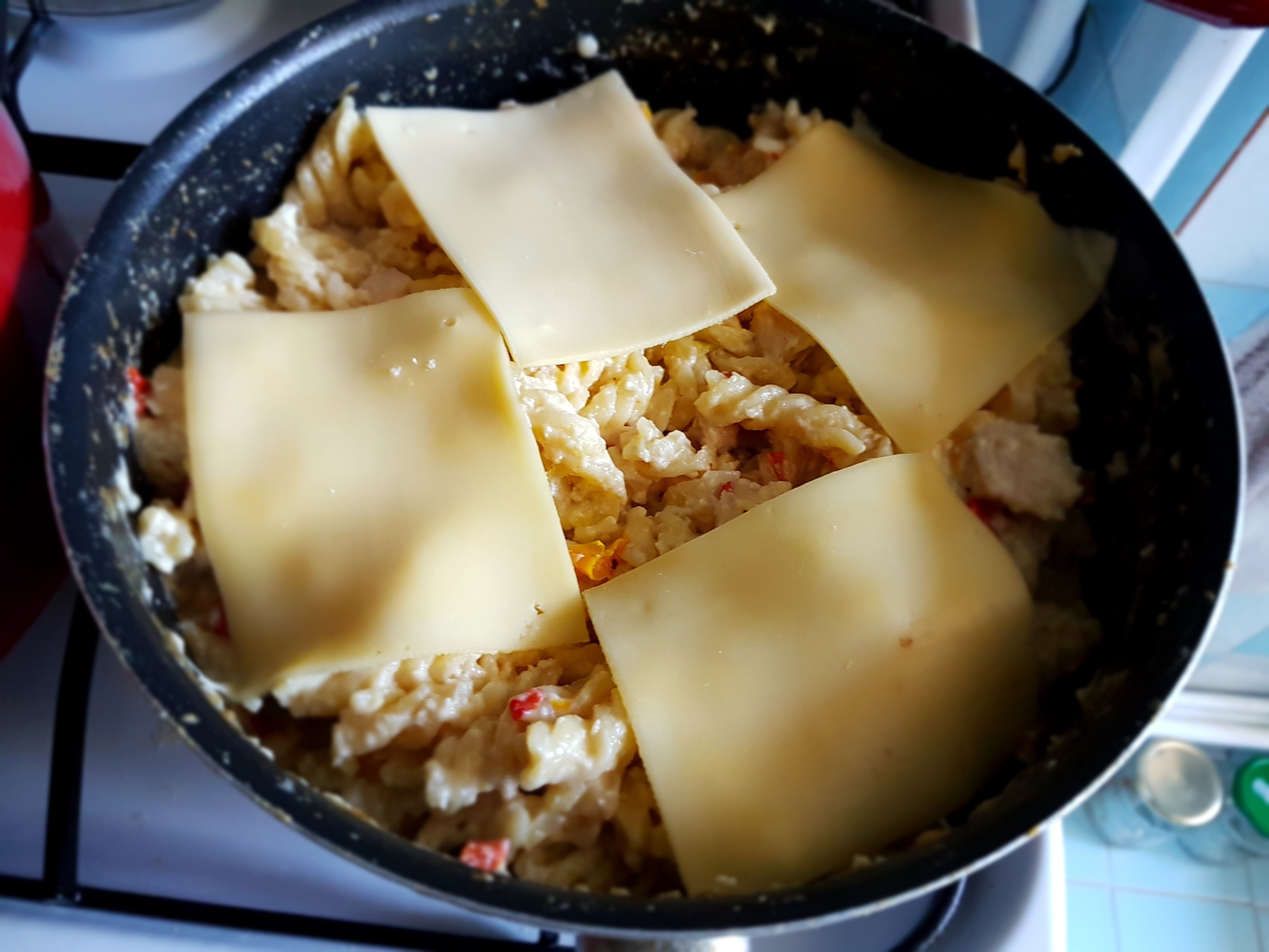 Fusilli cu pui, legume si branza de burduf, in lapte