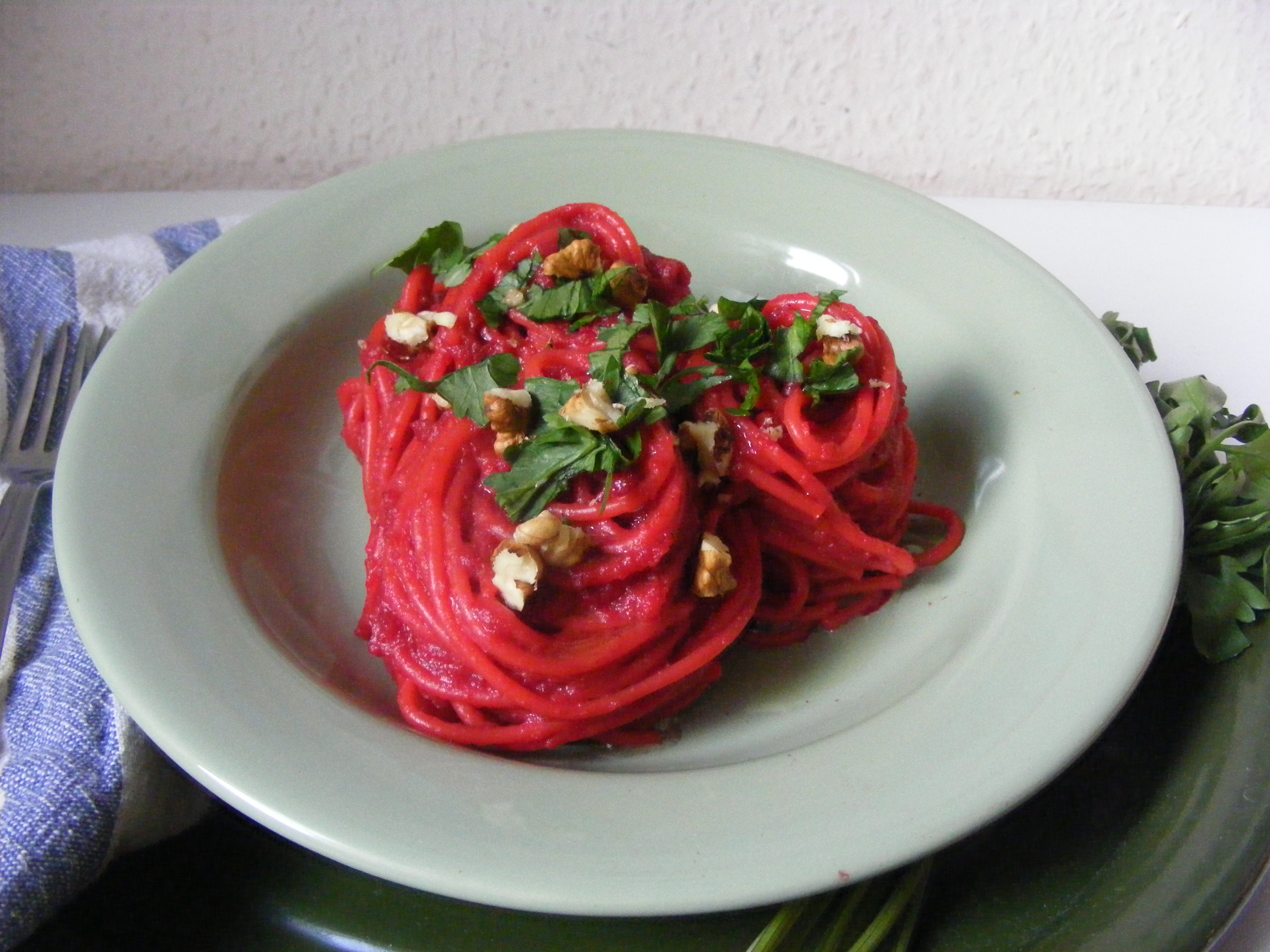 Spaghete cu crema de sfecla coapta in cuptor