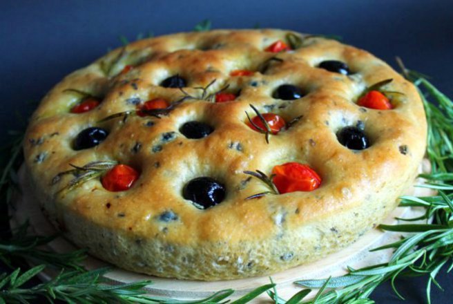 Focaccia de masline si rosii cu aroma de rozmarin