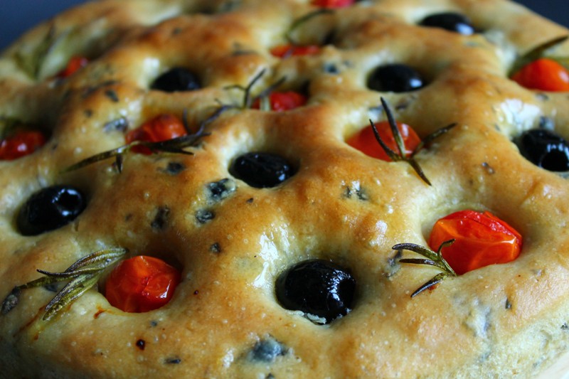 Focaccia de masline si rosii cu aroma de rozmarin