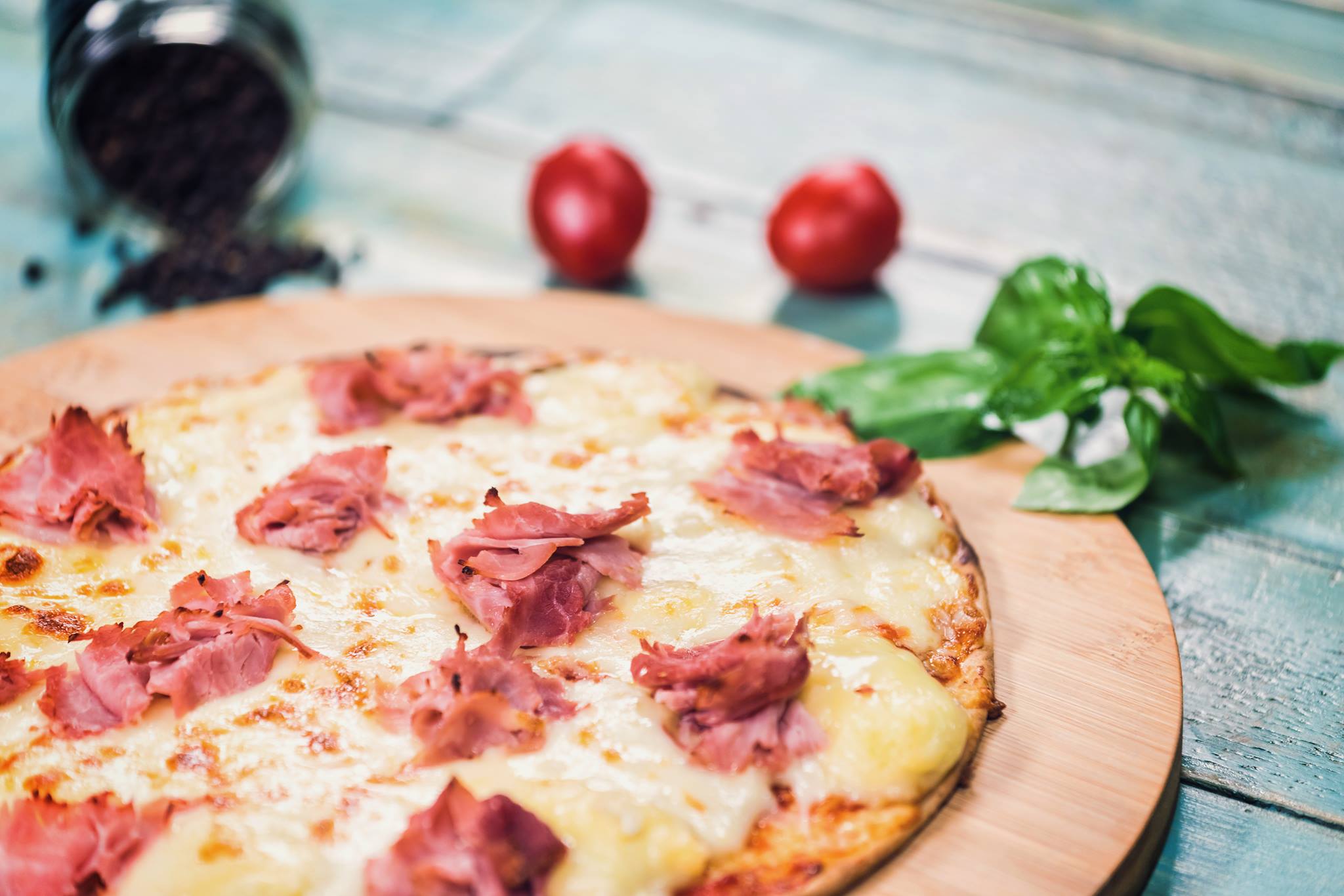 Pizza prosciutto cu blat Alka Pizza Casei