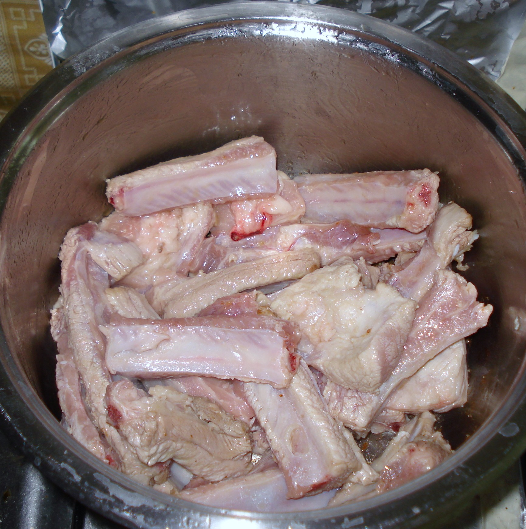 Costite de porc cu spanac si rosii