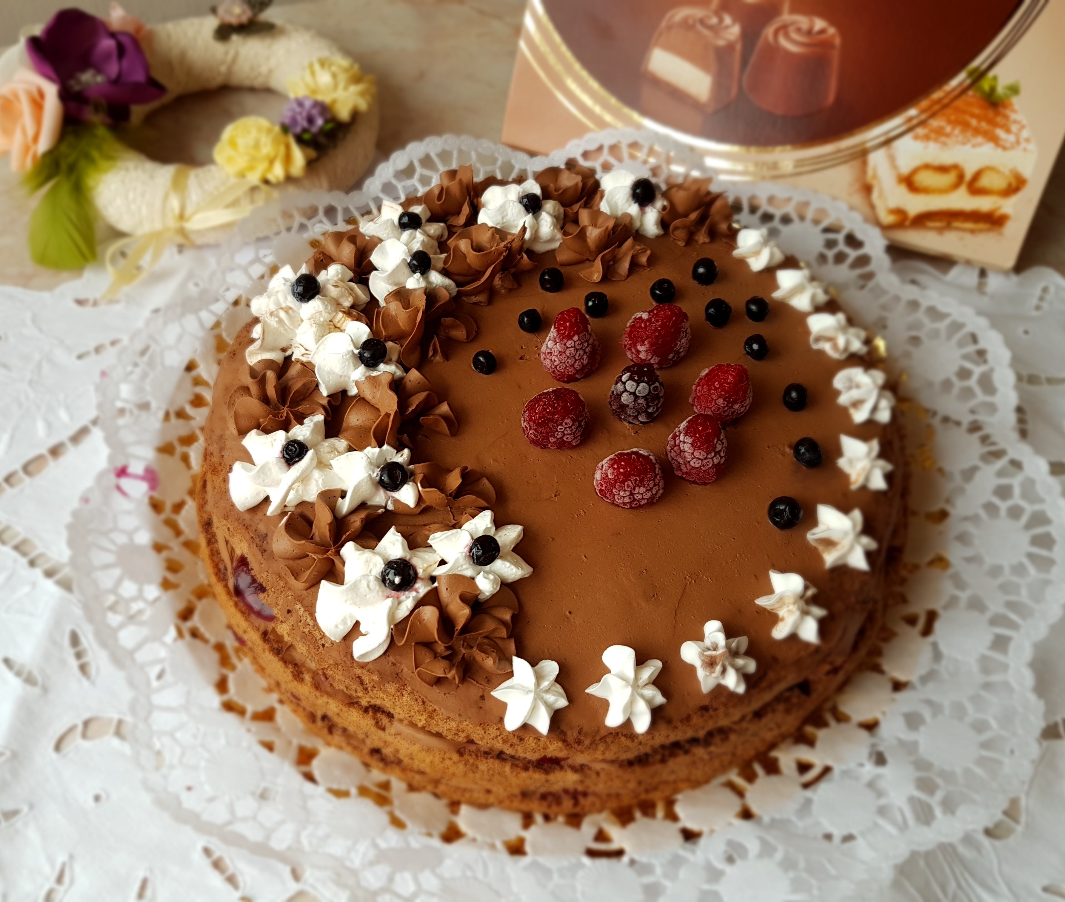 Desert tort cu crema de ciocolata si jeleu de fructe de padure