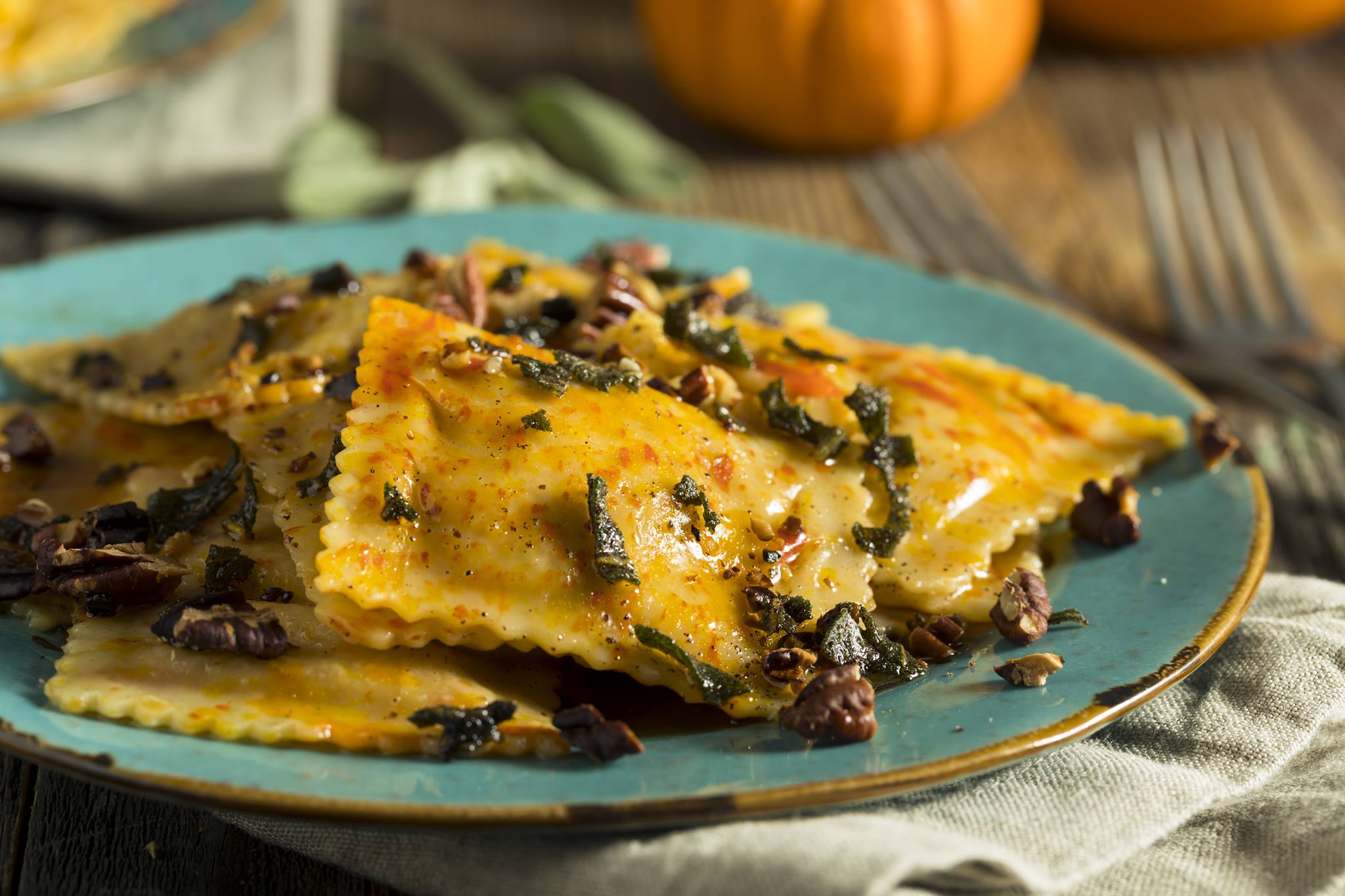 Ravioli dulci cu dovleac, unt de arahide, ricotta si coulis de afine