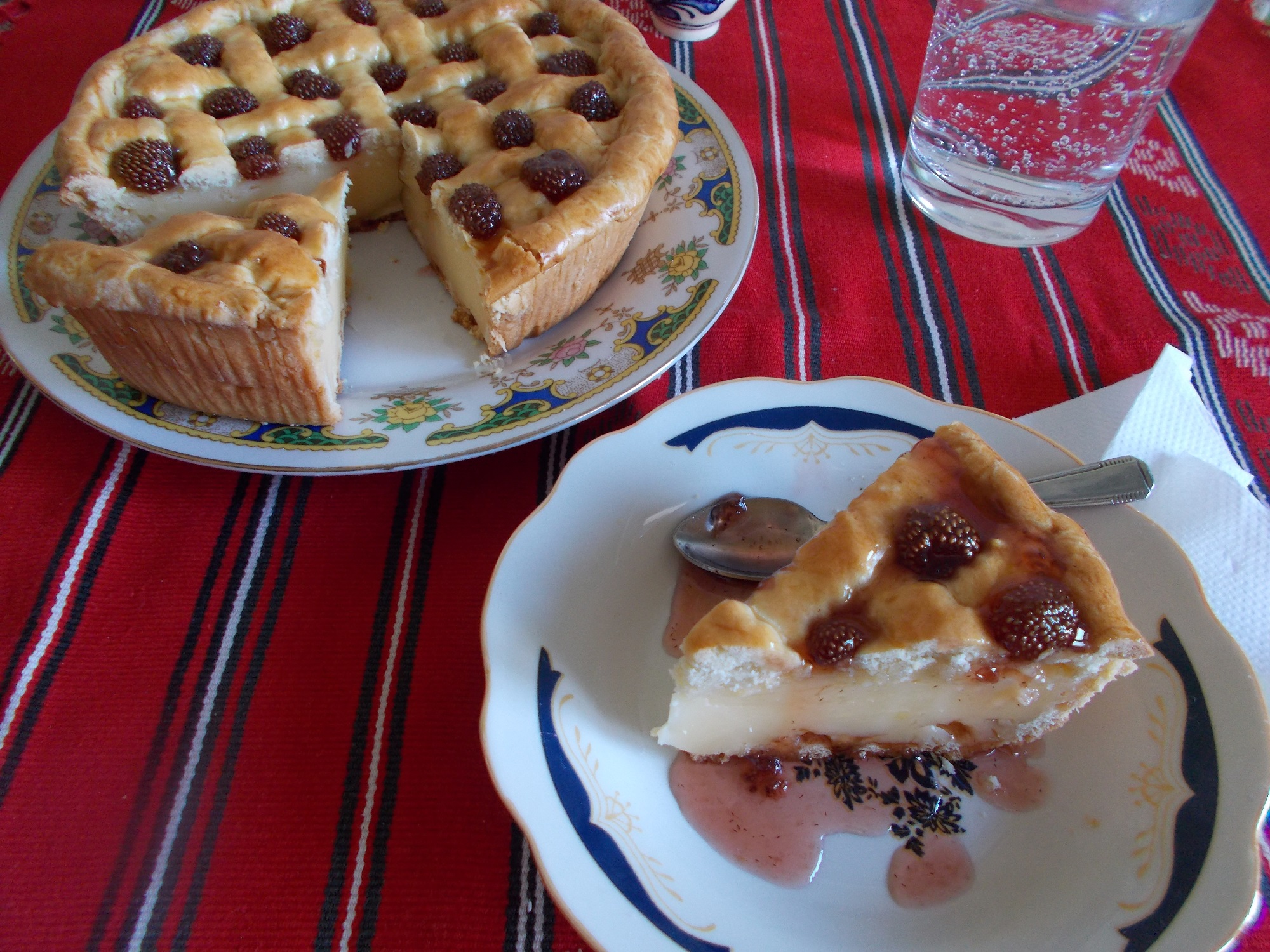 Desert tarta cu grilaj si crema de vanilie