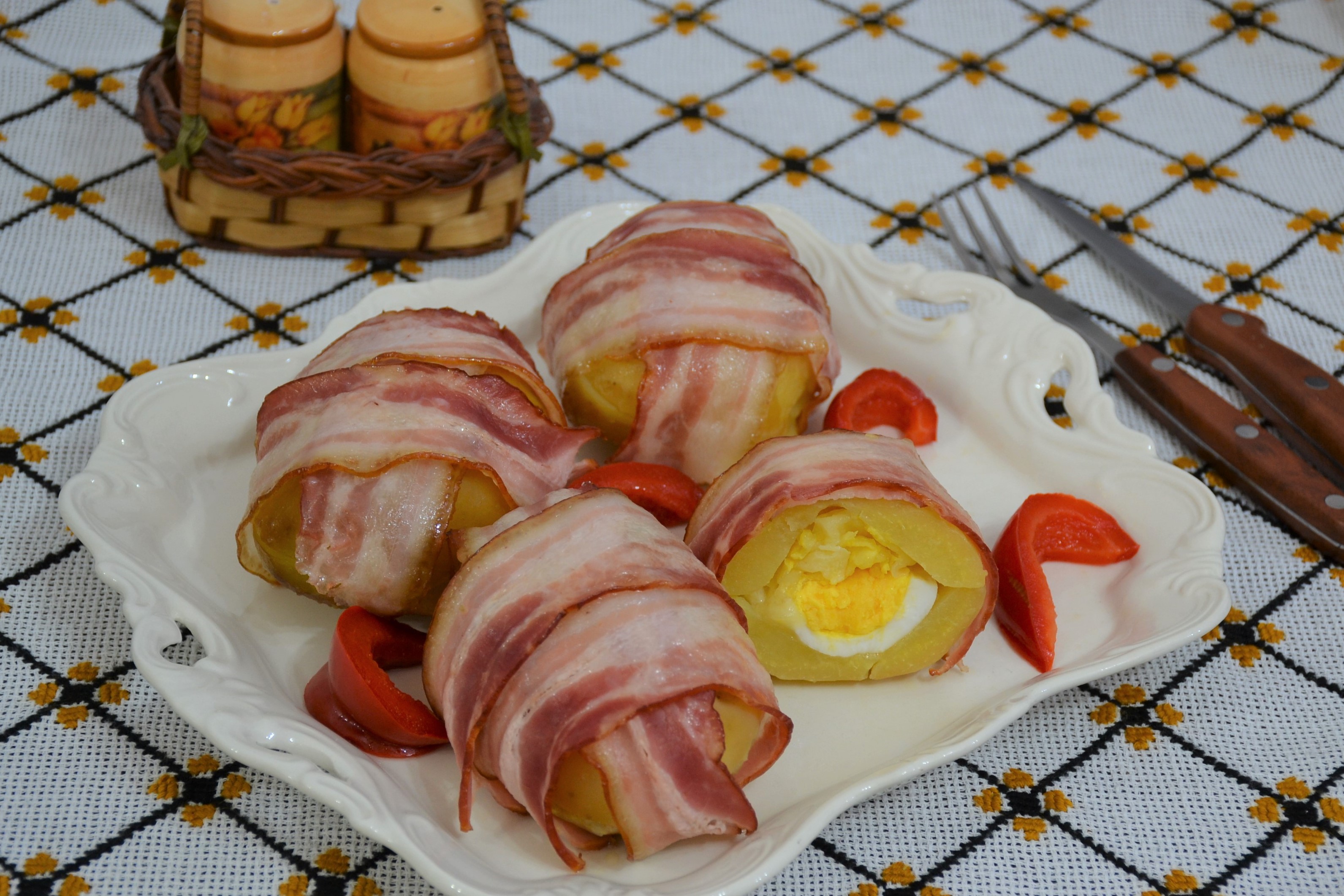 Aperitiv cartofi umpluti cu mozzarella si ou fiert, inveliti in bacon