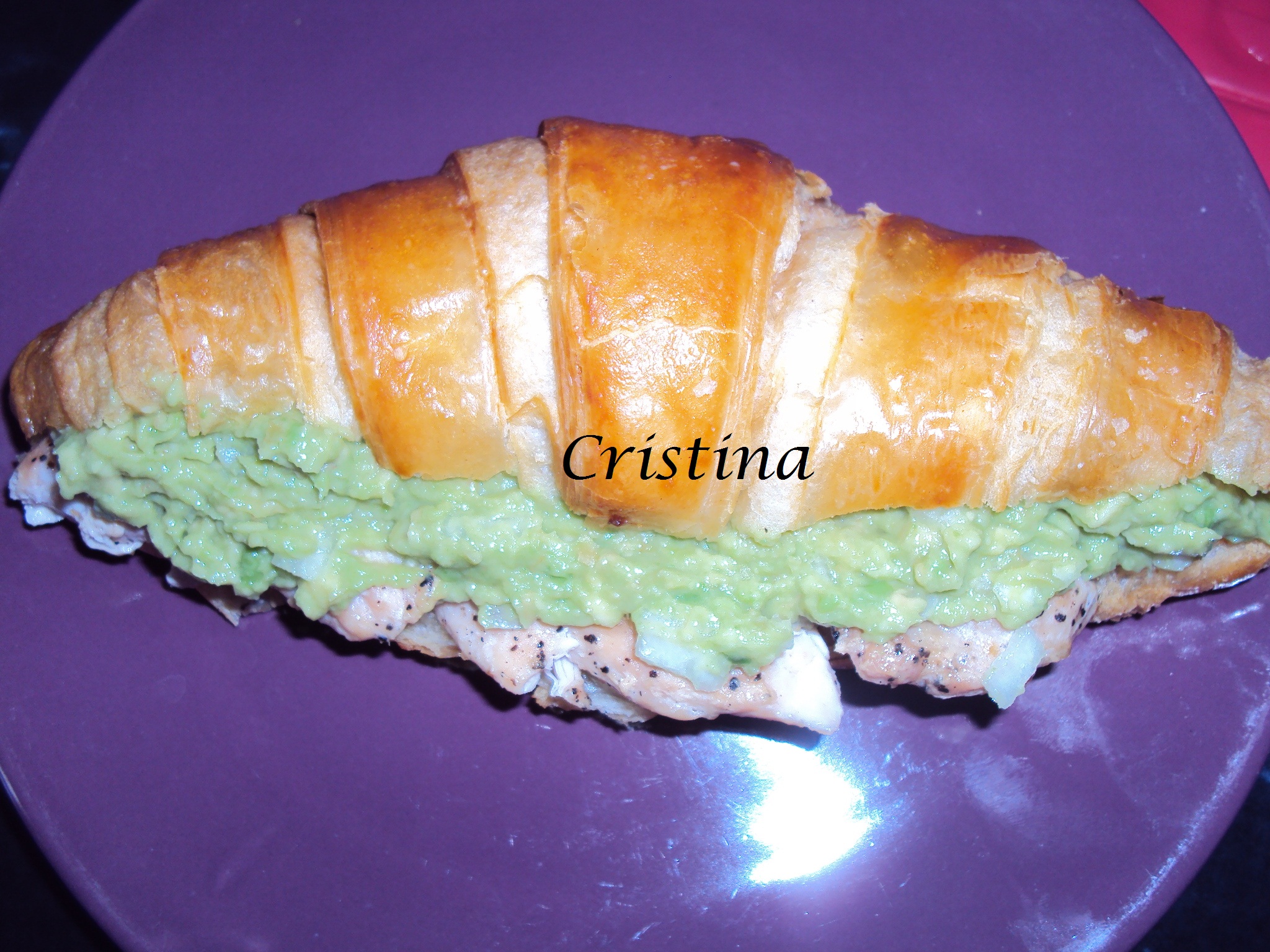 Croissant cu piept de pui si avocado