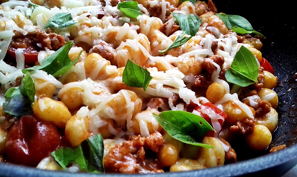 Gnocchi in sos cu carnati