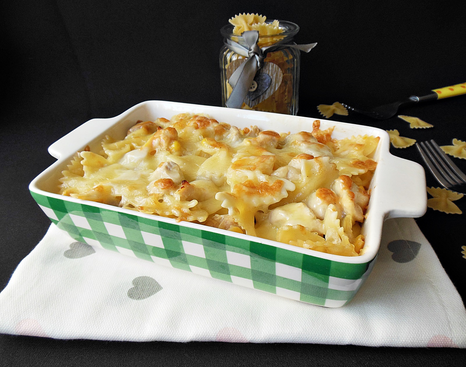 Farfalle cu pui si ciuperci, gratinate