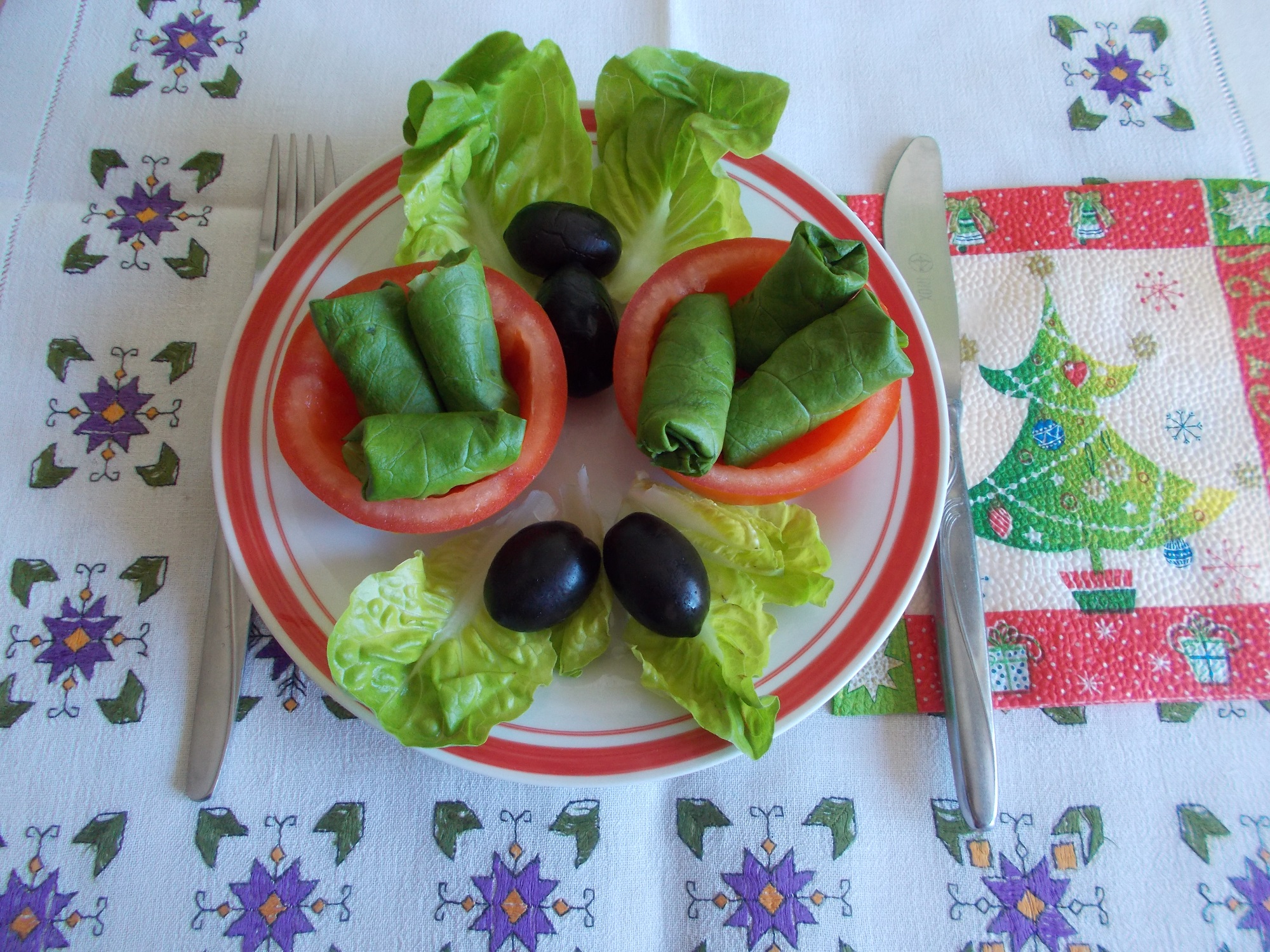 Sarmalute aperitiv, umplute cu salata boeuf