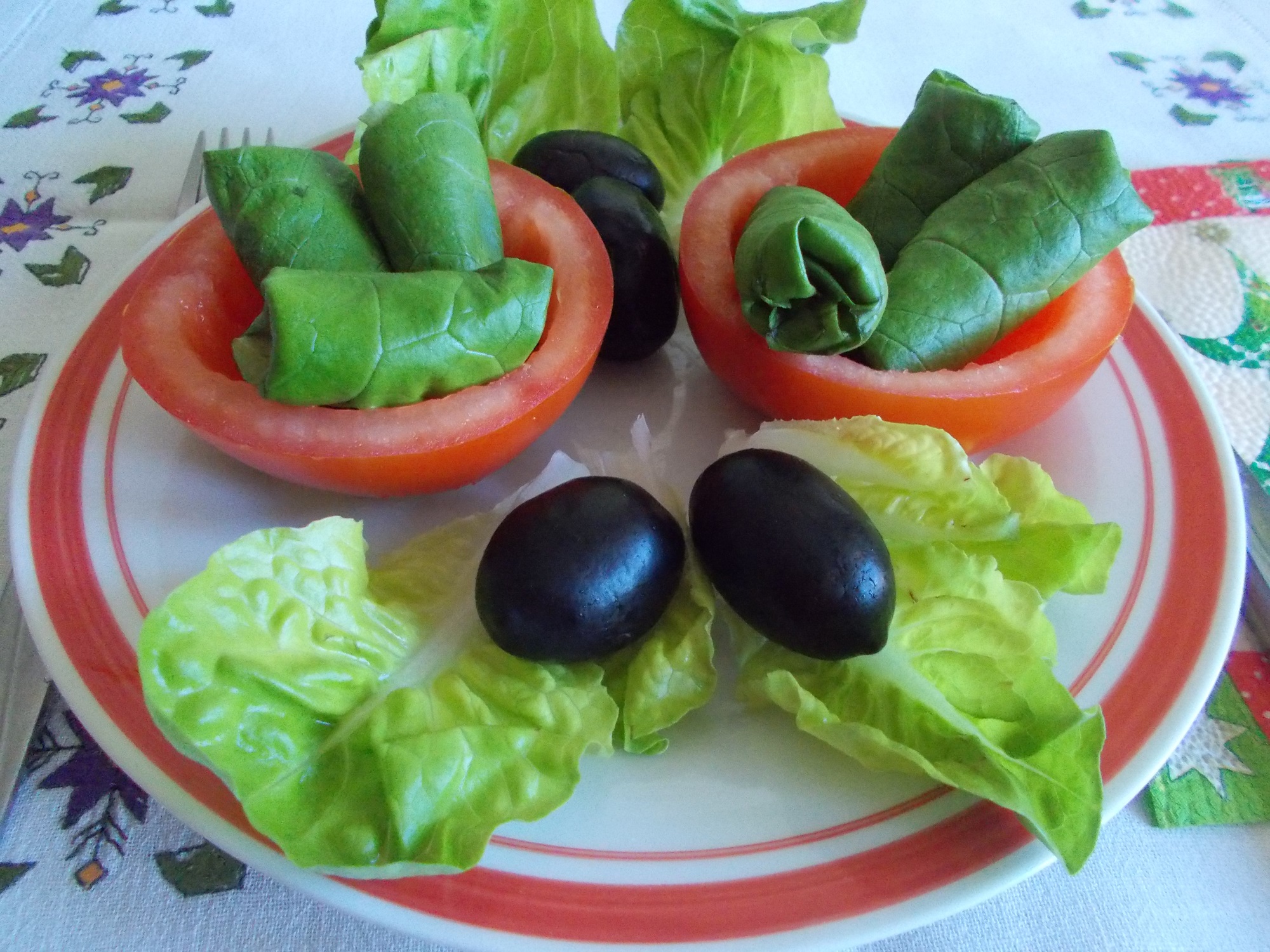 Sarmalute aperitiv, umplute cu salata boeuf