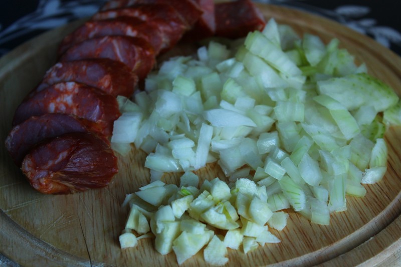 Mancare de fasole cu chorizo si carne de porc