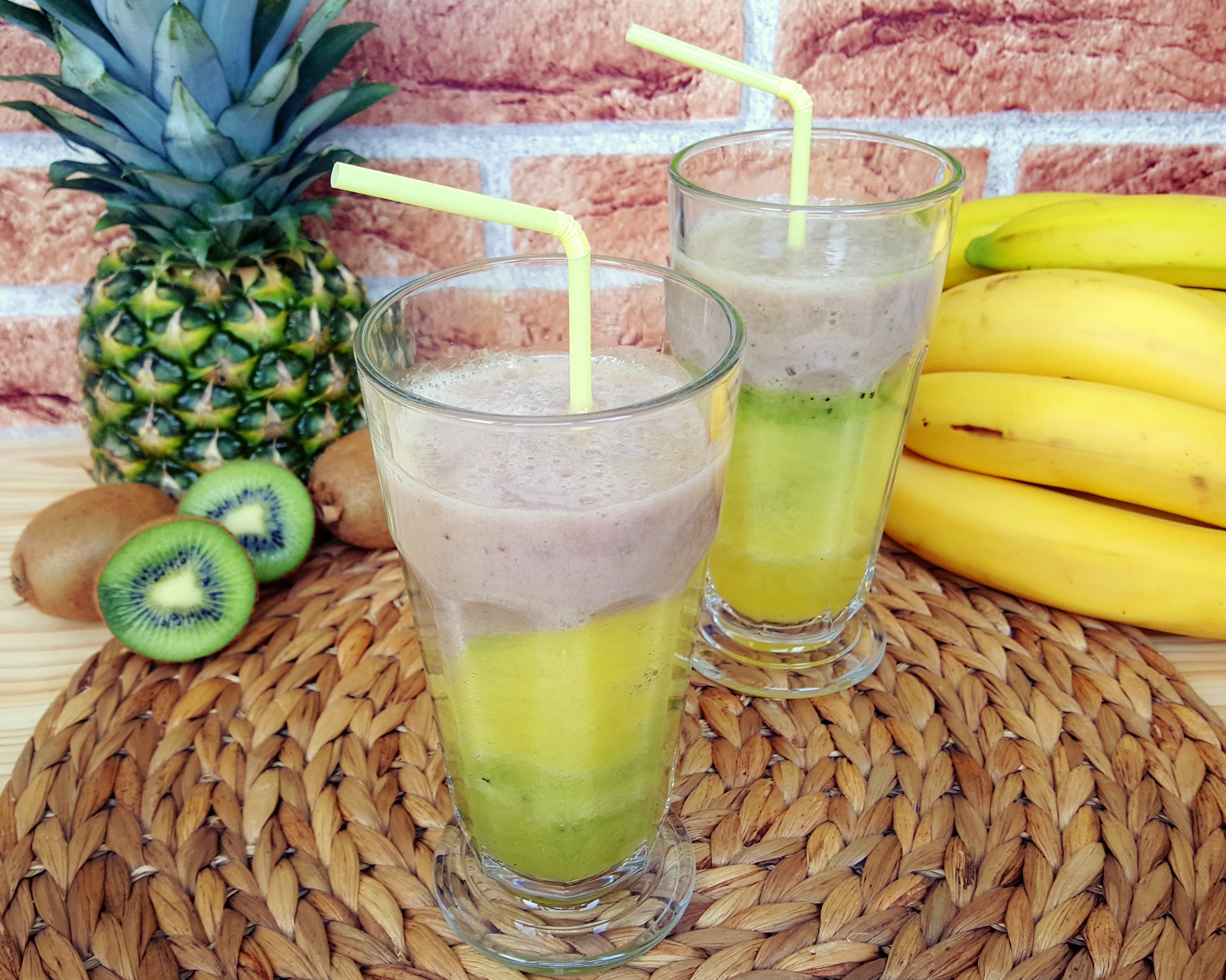 Smoothie cu ananas, kiwi si banane