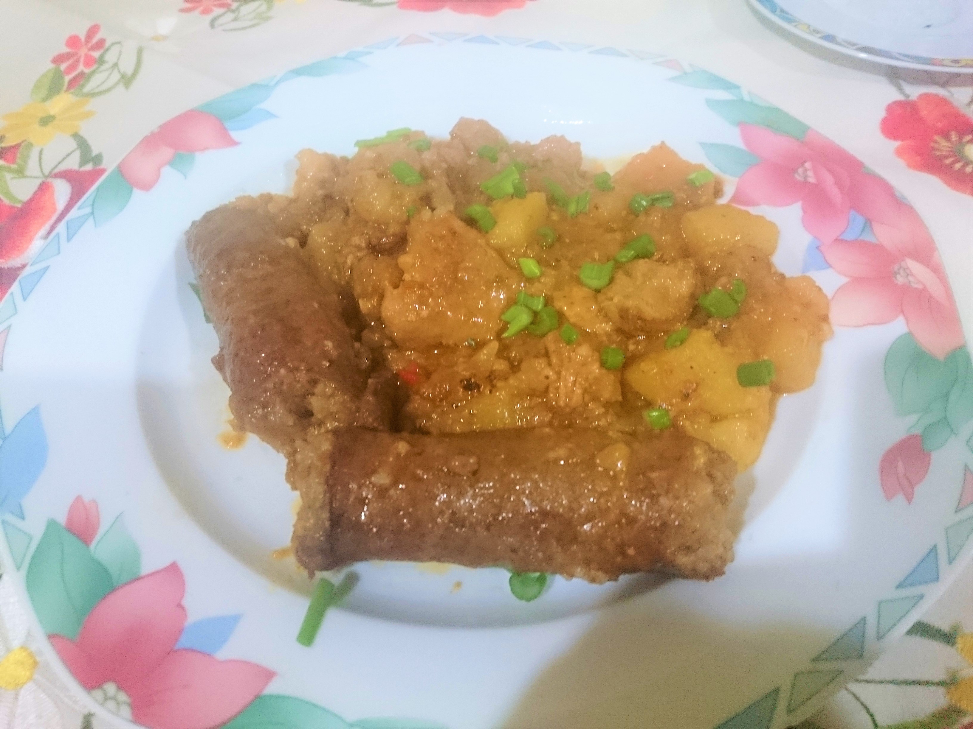 Tocana de cartofi cu carnat si carne de porc