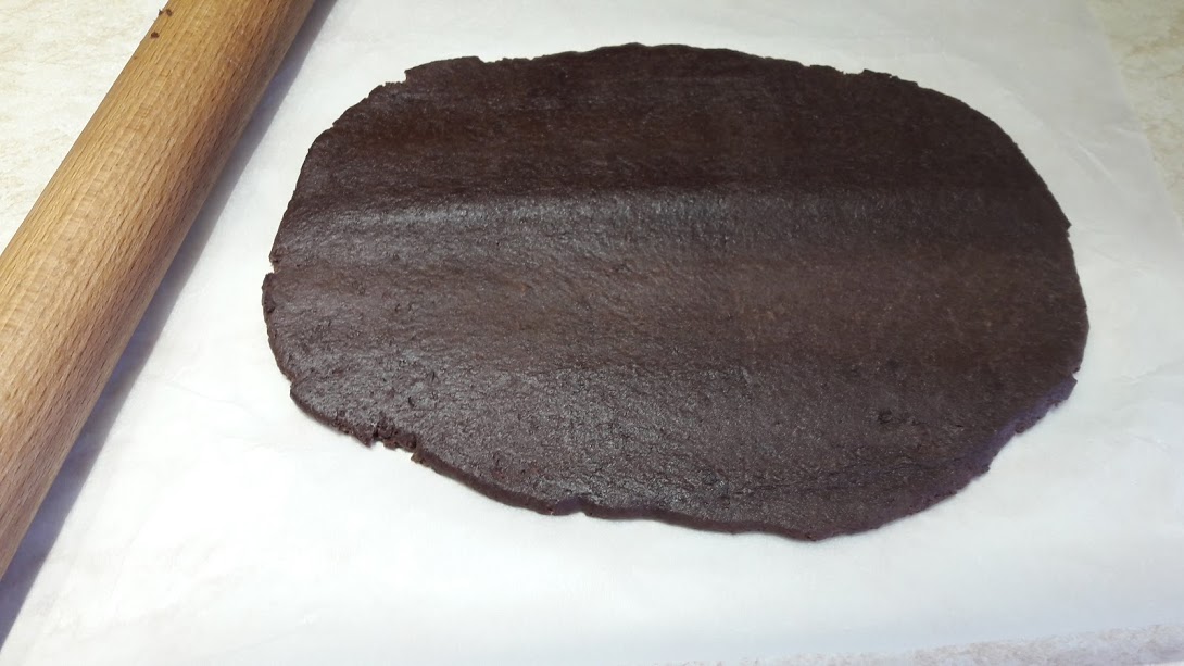 Desert prajitura razuita cu blat de cacao si umplutura de mere si branza