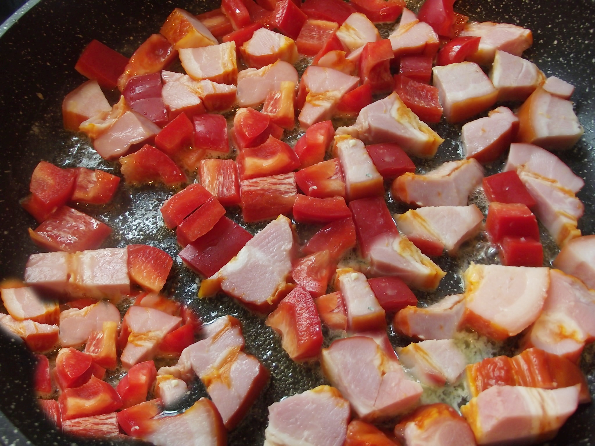 Aperitiv omleta cu sunculita taraneasca si ardei, in felii de paine