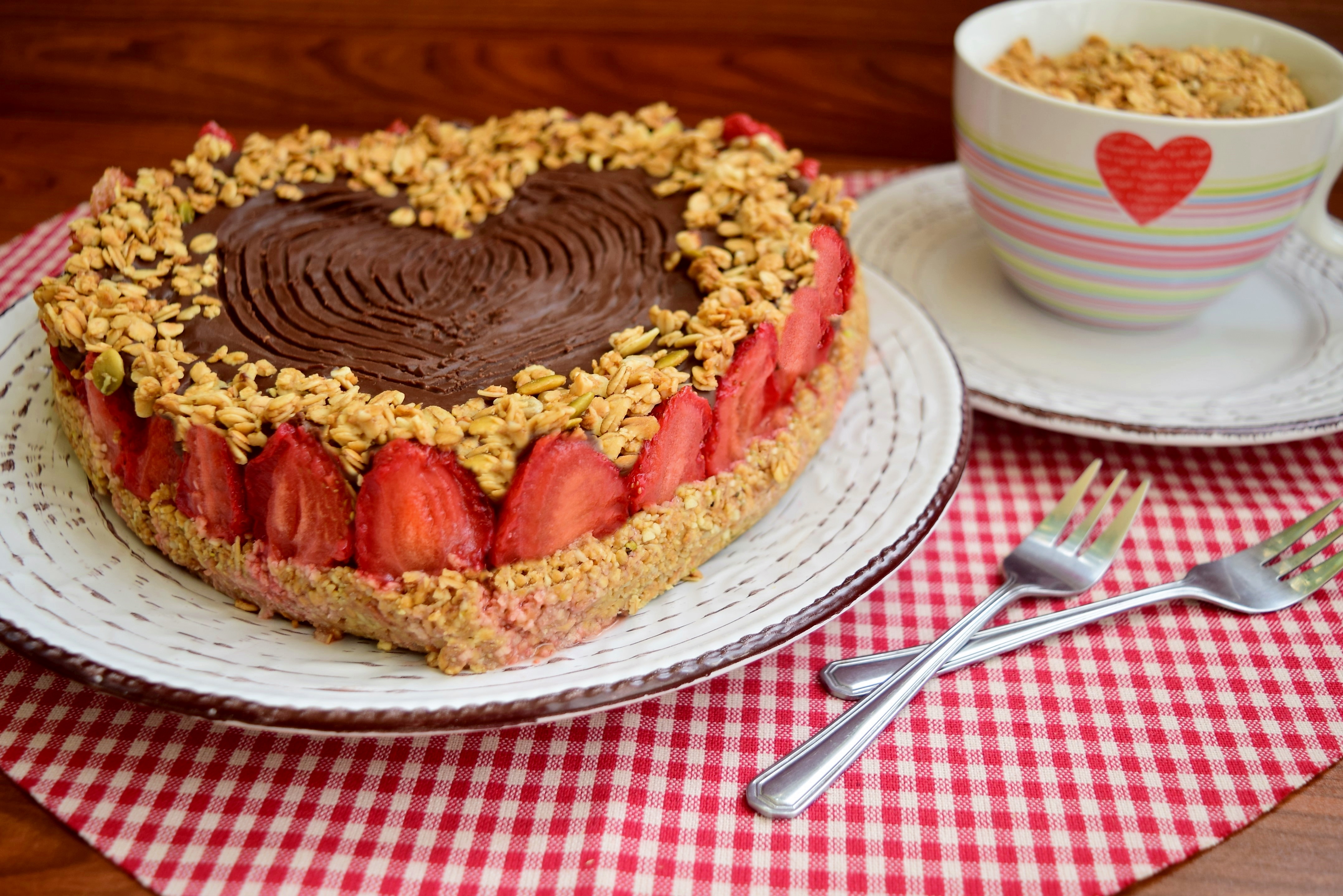 Desert tarta cu ciocolata si blat din granola