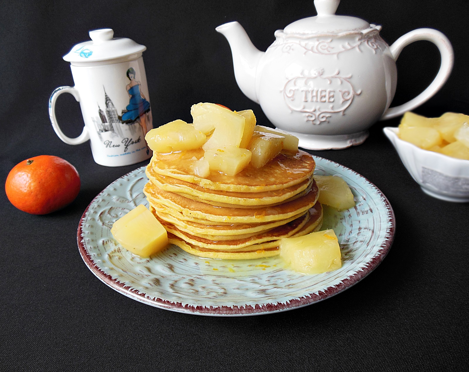 Desert pancakes cu ciocolata alba si sos de ananas