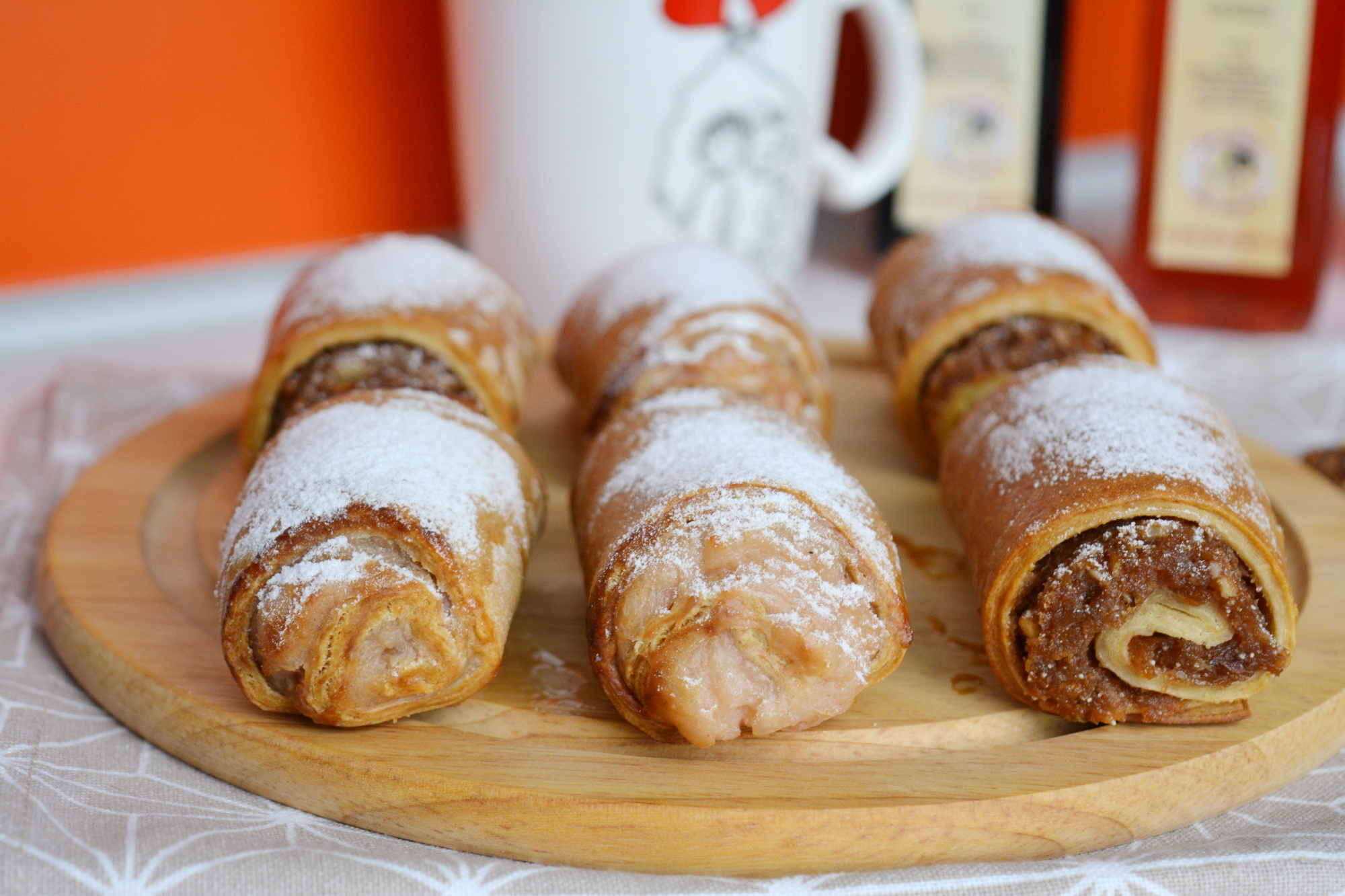 Desert strudel cu aluat fraged de casa, umplutura de mar si crema de vanilie