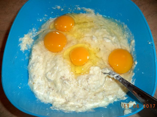 Desert budinca de banane si gris cu flori de lavanda