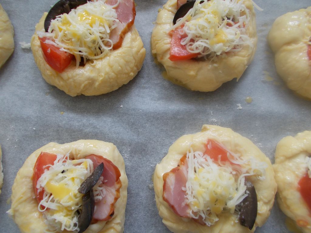 Mini Pizza cu ciuperci, cascaval, kaizer si masline