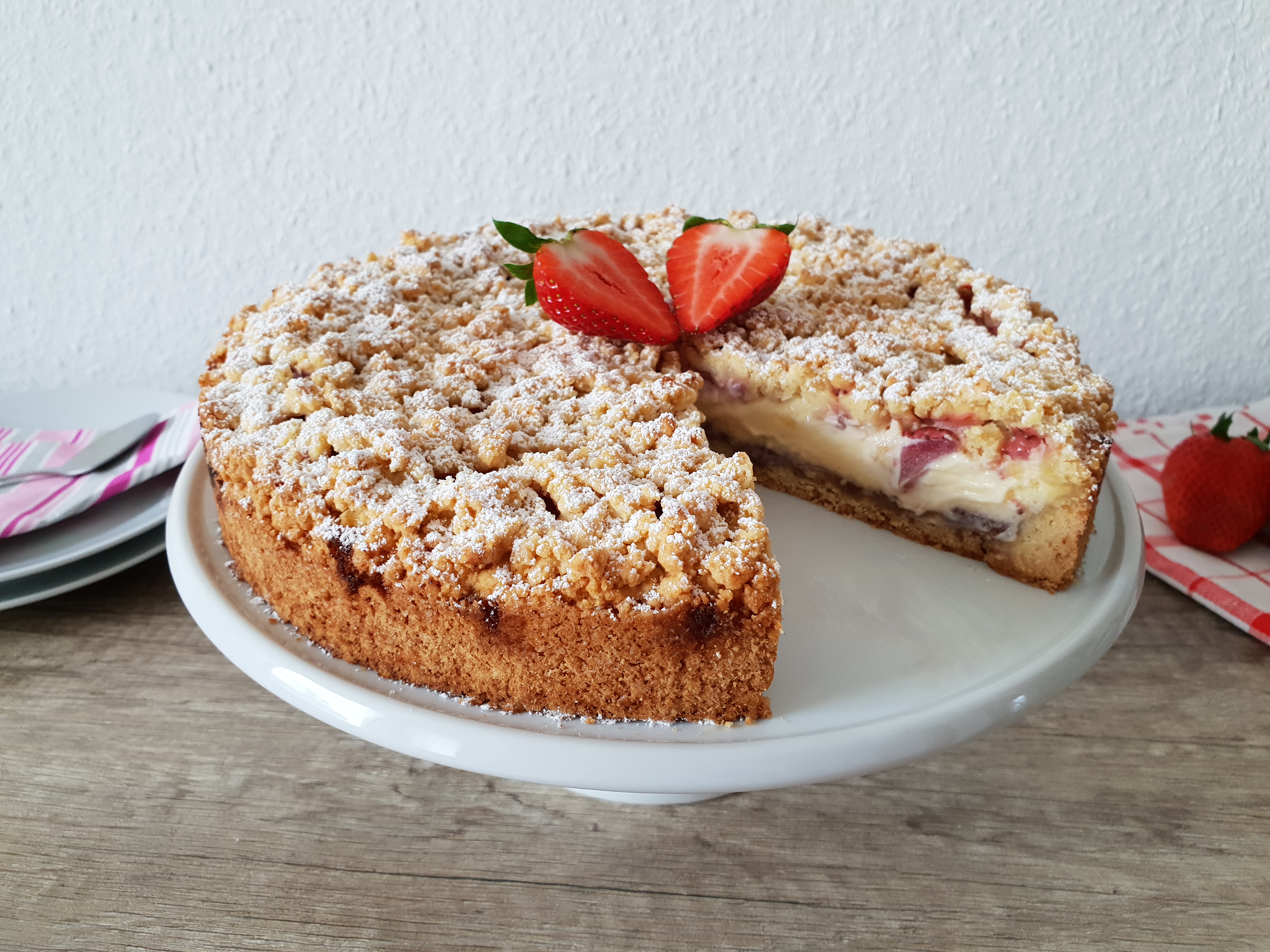 Desert tarta crumble cu mascarpone si capsuni