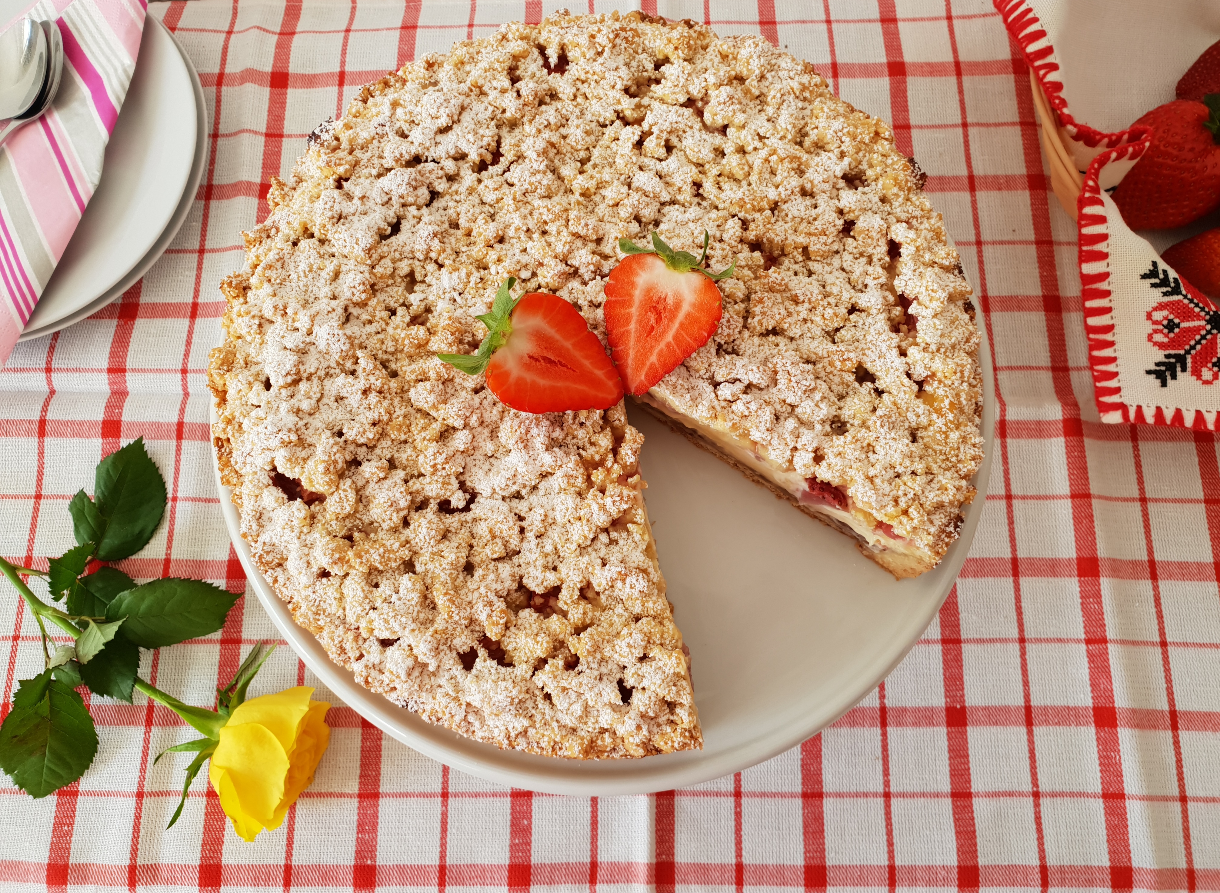 Desert tarta crumble cu mascarpone si capsuni