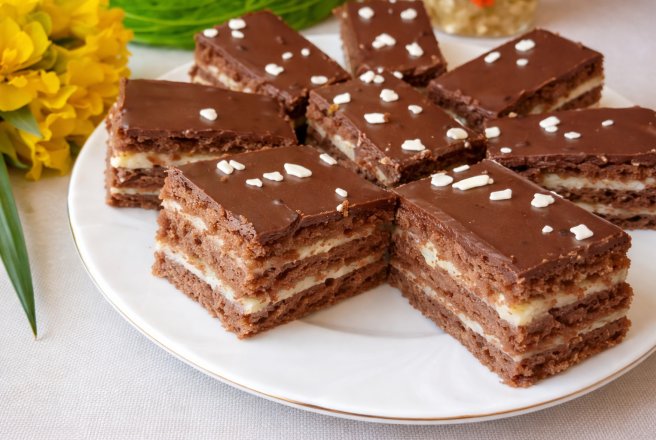 Desert prajitura cu foi de cacao si crema cu lapte condensat