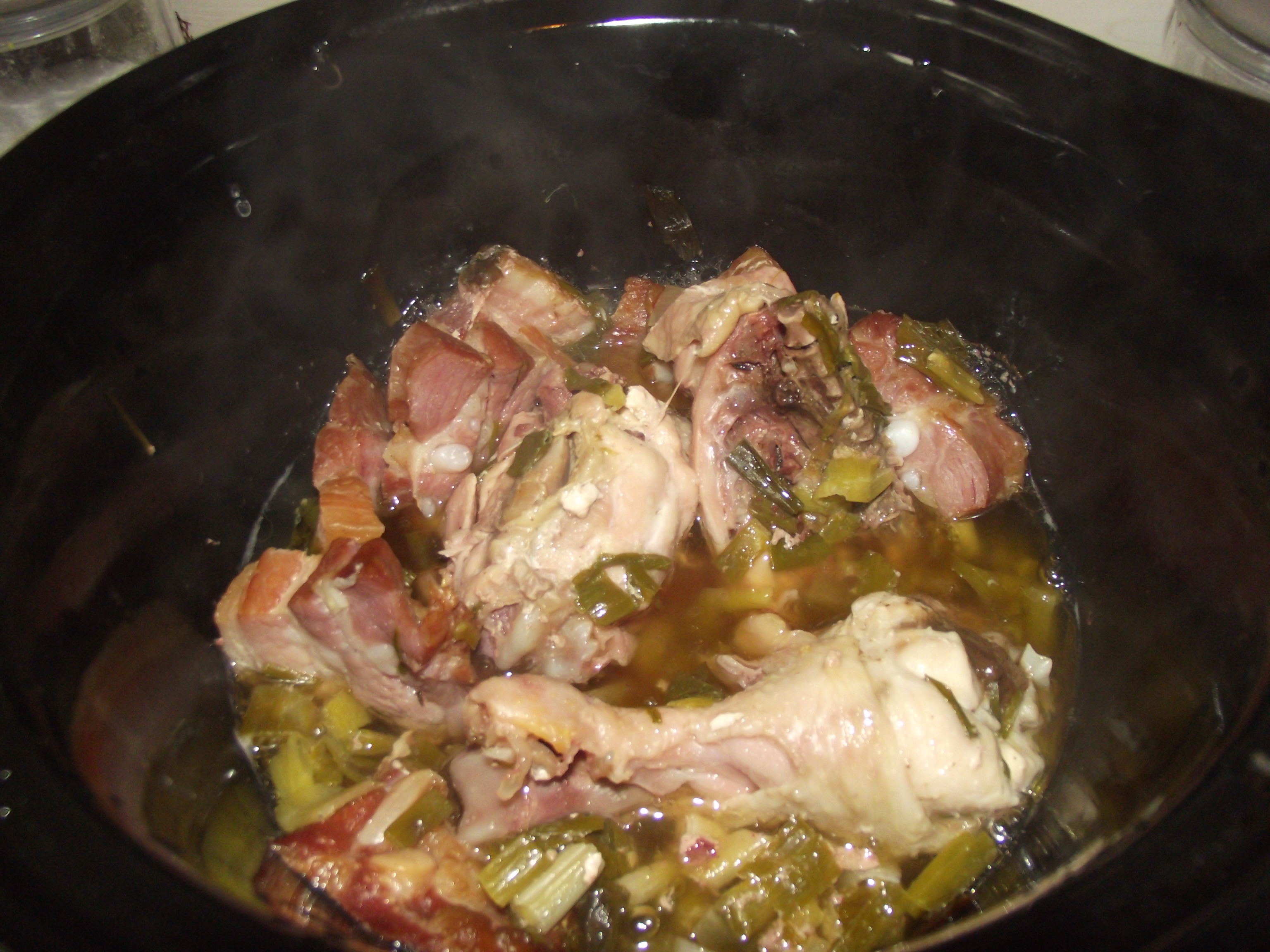 Friptura de pui si porc la slow cooker Crock-Pot cu sos de usturoi verde