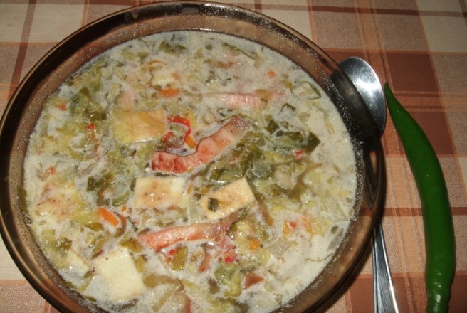 Ciorba de salata verde cu jumari de ou si costita