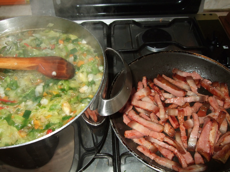 Ciorba de salata verde cu jumari de ou si costita