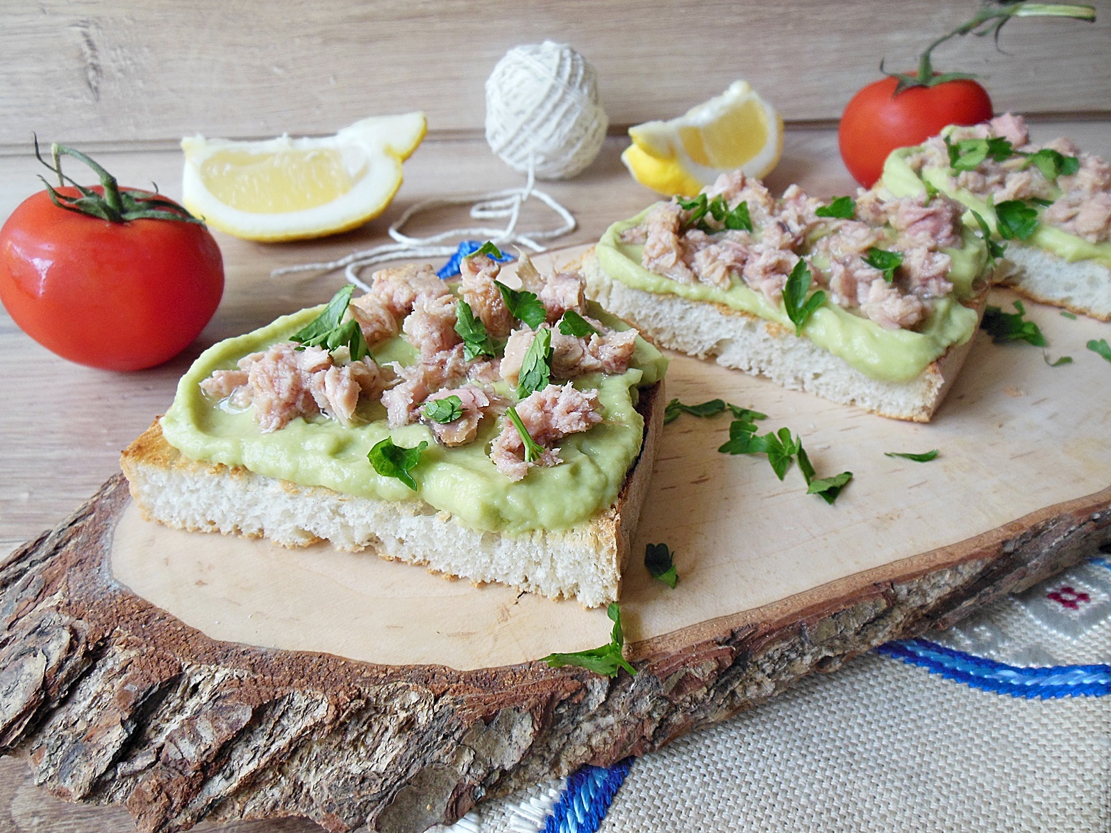 Gustari cu pasta de avocado si ton