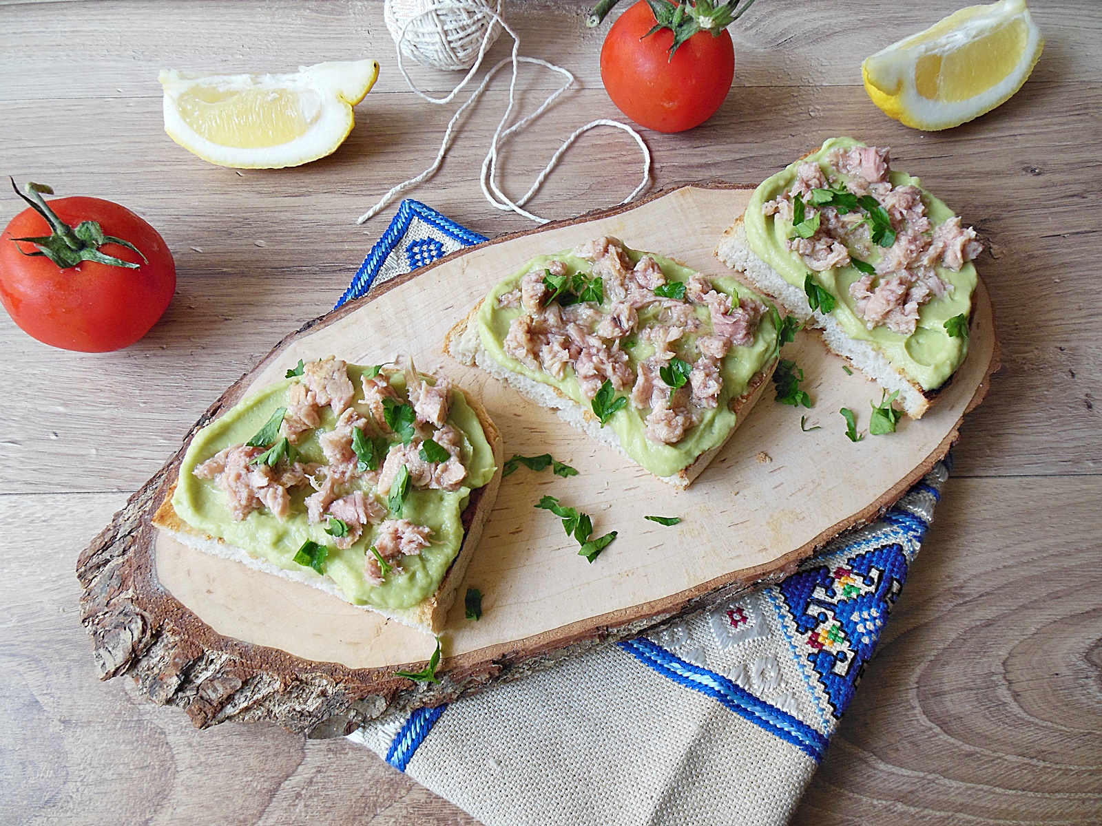 Gustari cu pasta de avocado si ton