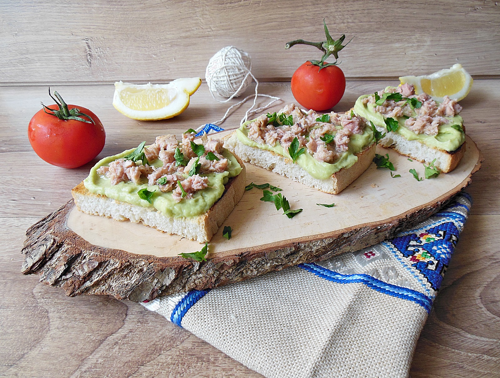 Gustari cu pasta de avocado si ton