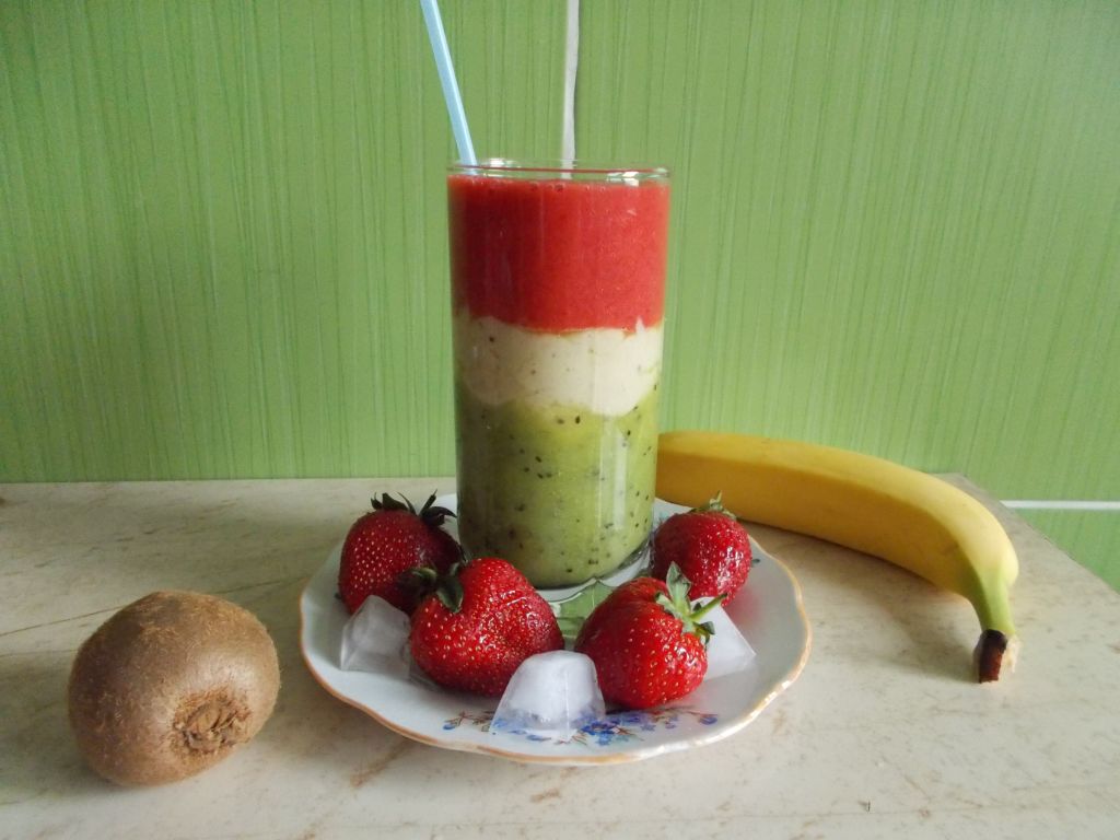 Smoothie de kiwi, banane si capsuni