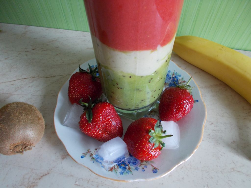 Smoothie de kiwi, banane si capsuni